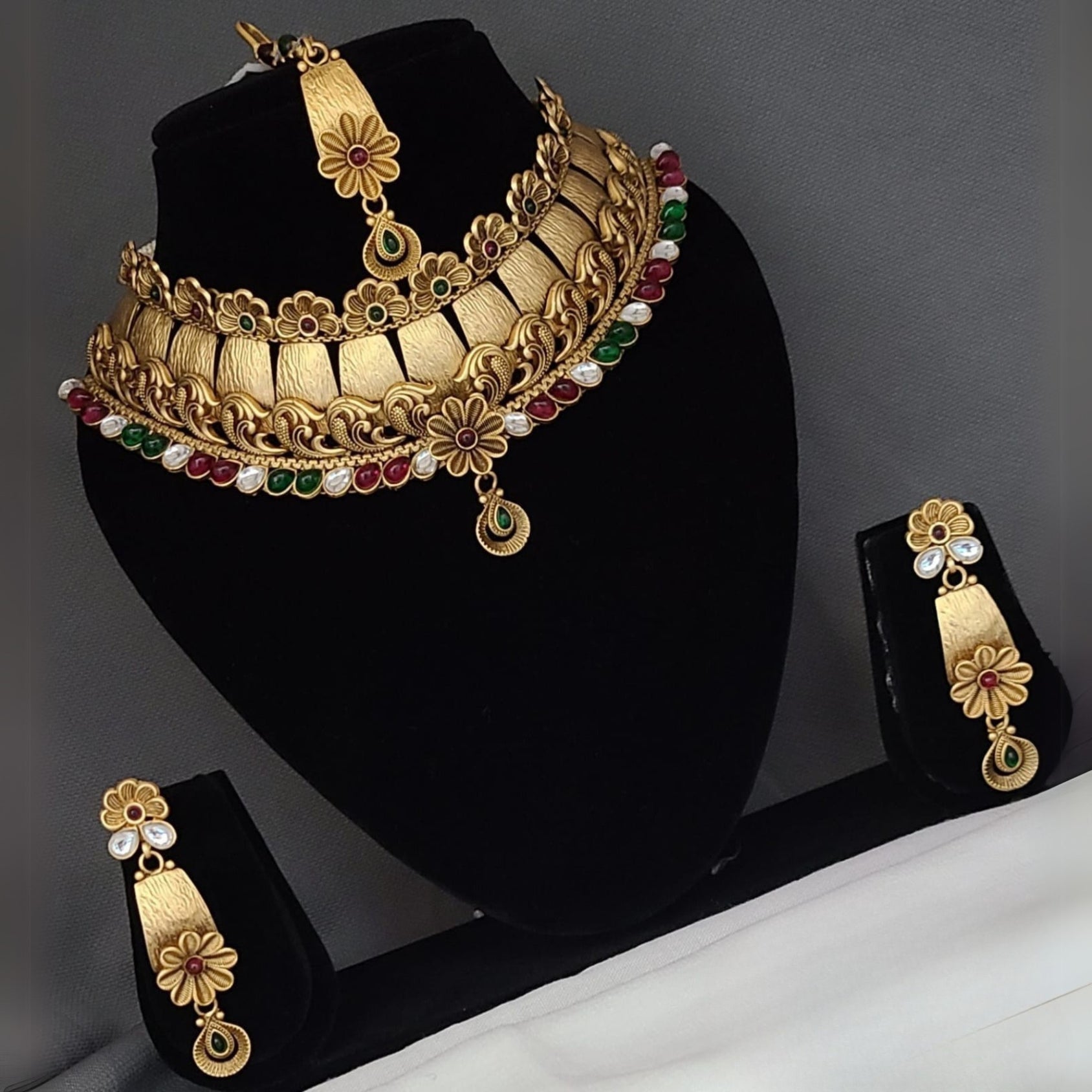 Buy Feminine Chokar Necklace Set For Women Online | Roodap